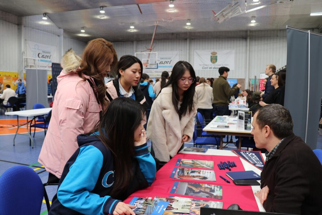 Alumnas en el puesto de una universidad internacional