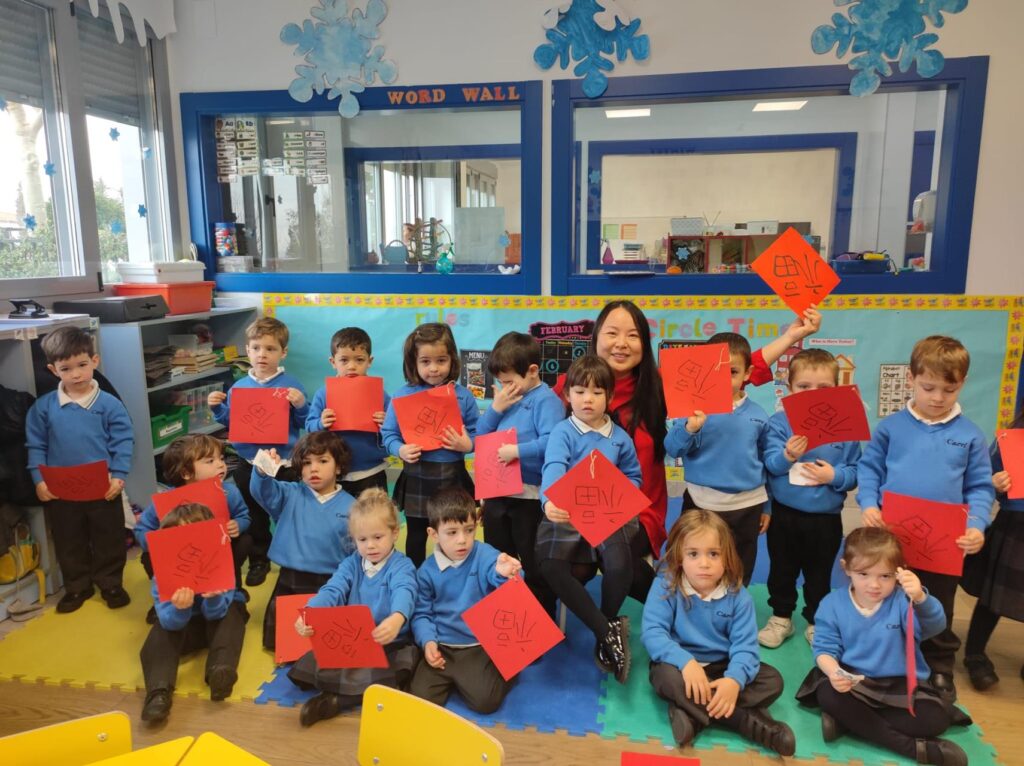 Grupo de niños pequeños con carteles de Año Nuevo chino en Casvi