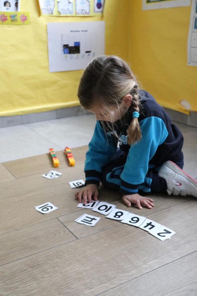 Niña aprendiendo habilidades matemáticas tempranas en Casvi Tres Cantos