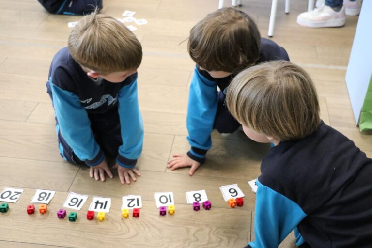 Tres niños estudiando matemáticas con cubos en Casvi Tres Cantos