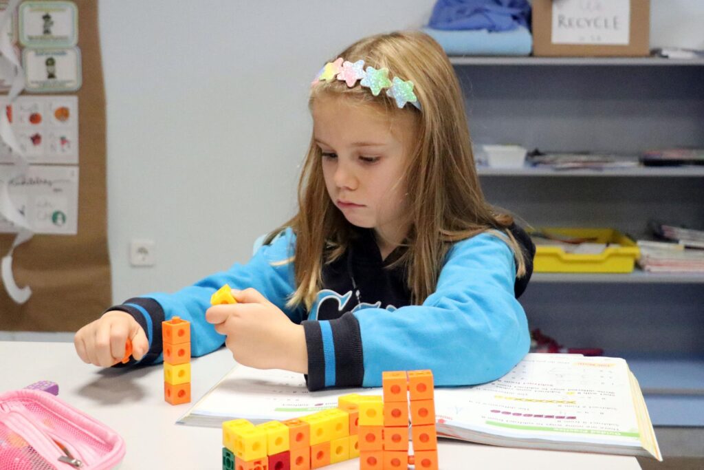 Niña de primaria entrenando sus habilidades matemáticas en Casvi Tres Cantos