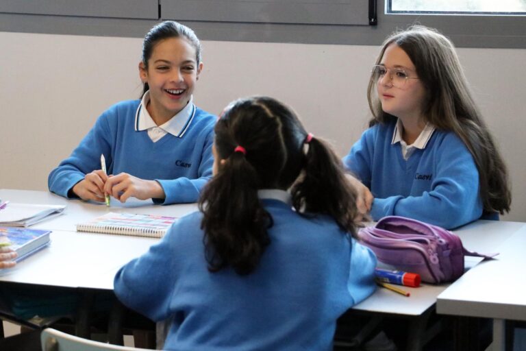 Tres alumnas de primaria riendo en clase en Casvi Tres Cantos