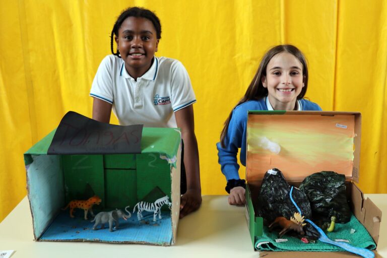 Dos niñas en la feria de ciencias de Casvi Tres Cantos