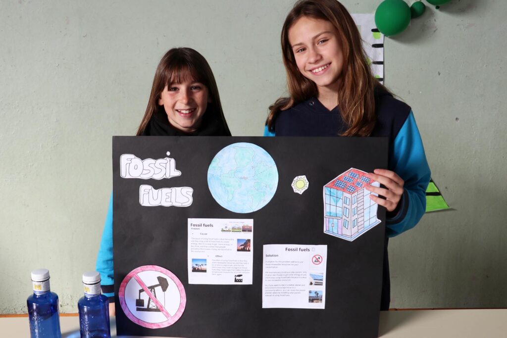 Dos alumnas en la feria de ciencias de Casvi Tres Cantos