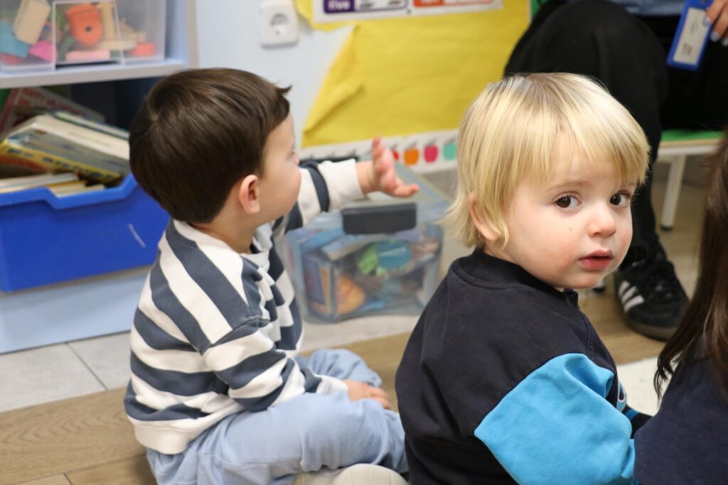 Dos bebés de Nursery en clase