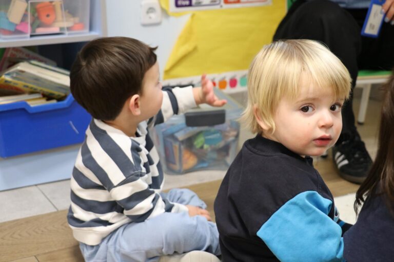 Dos bebés de Nursery en clase en Casvi Tres Cantos