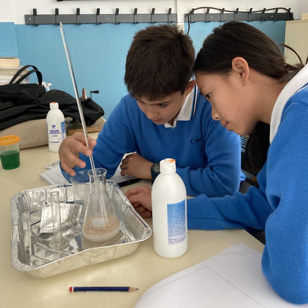 Dos adolescentes en el laboratorio de ciencias de Casvi Tres Cantos