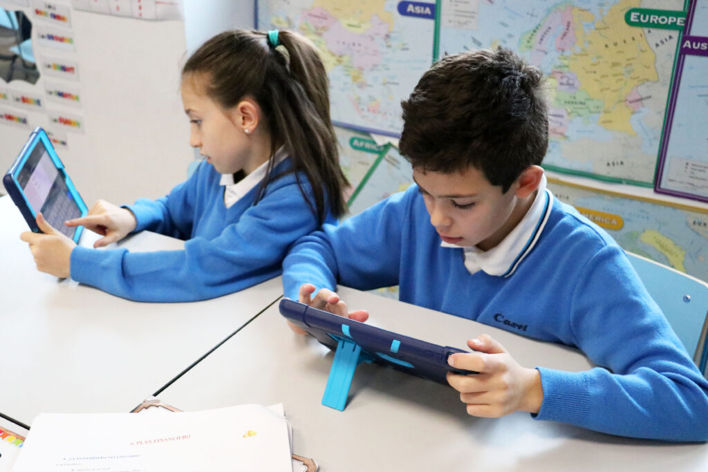 Dos alumnos utilizando las tablets en clase Casvi