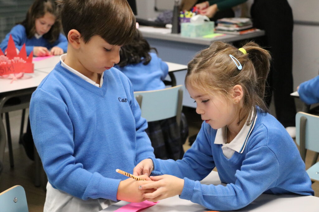 Dos alumnos de Casvi ayudándose