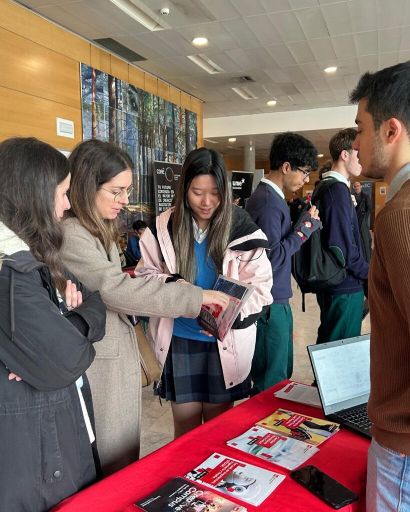 Alumnas de Casvi en la feria de universidades de Tres Cantos