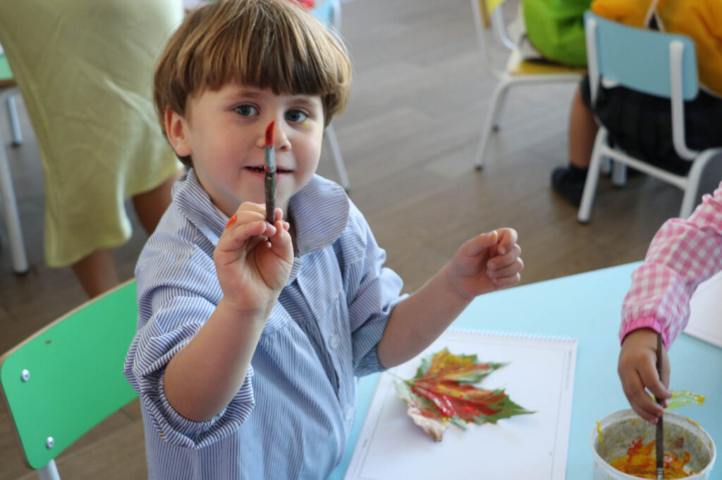 Alumno de infantil en la clase de arte de Casvi Tres Cantos