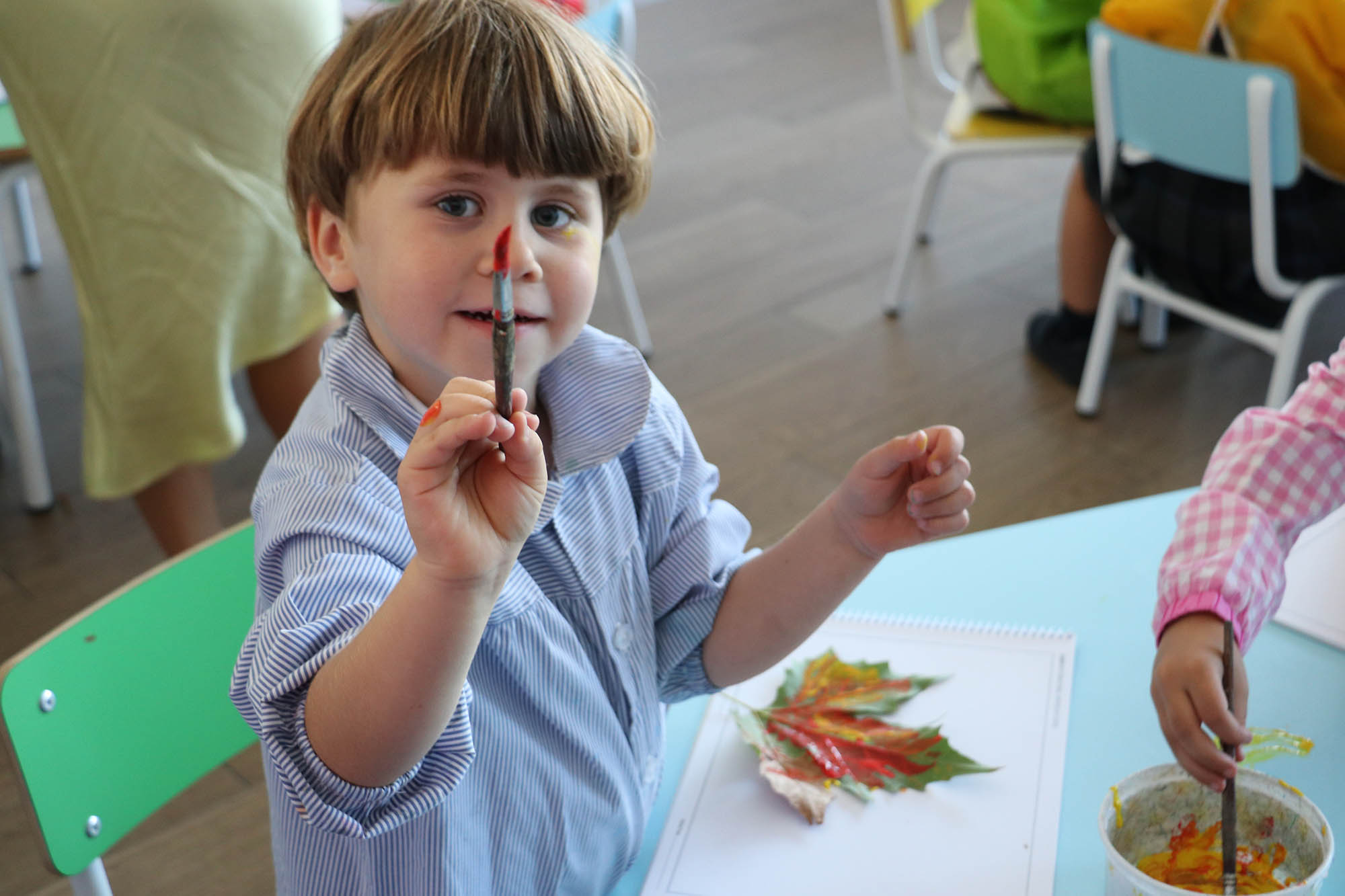 Alumno de infantil en la clase de arte de Casvi Tres Cantos
