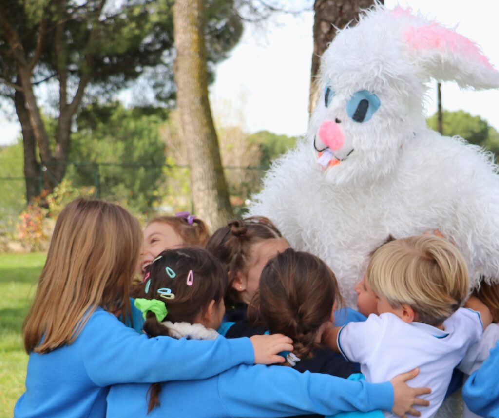 Grupo de alumnos de Casvi Tres Cantos con el conejo de Pascua