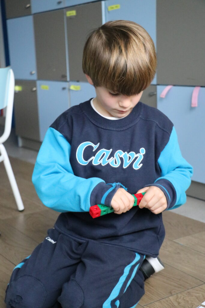 Alumno de Casvi Tres Cantos con un juego de memoria para niños
