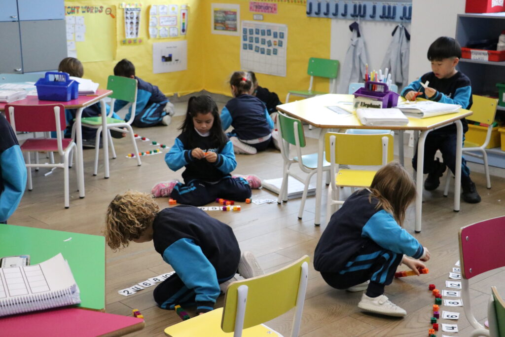 Alumnos de infantil estudiando con piezas en Casvi Tres Cantos
