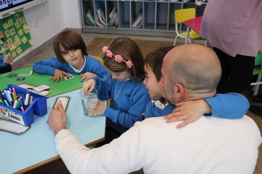 Alumnos y un padre en Casvi Tres Cantos
