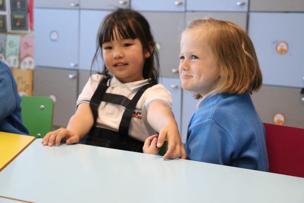 Dos alumnas en clase desarrollando afectivo infantil