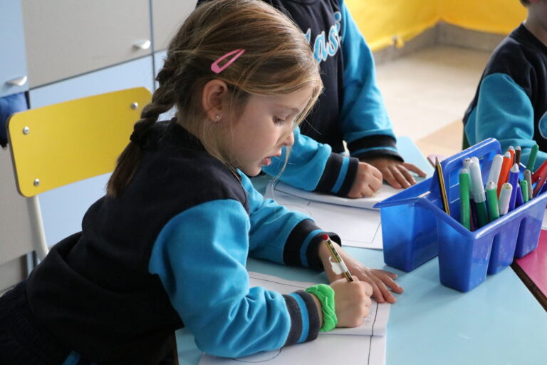 Alumna estudiando de manera autónoma