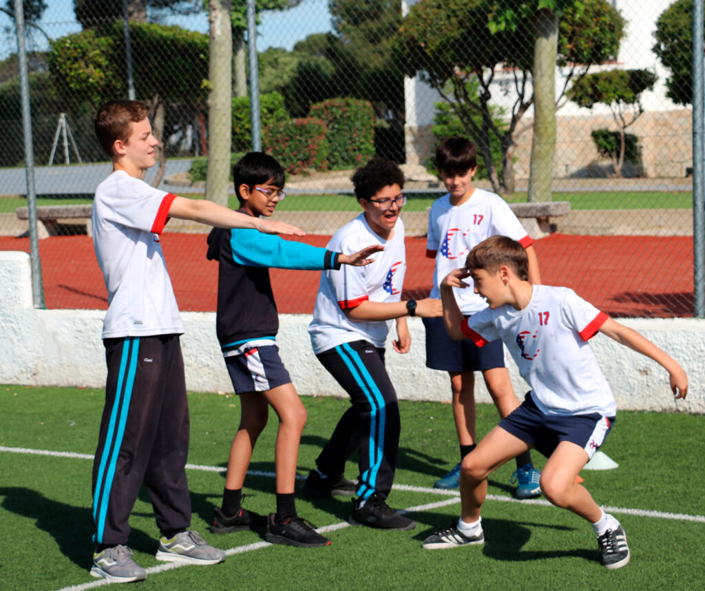 Alumnos jugando a juegos populares al aire libre en Casvi Tres Cantos