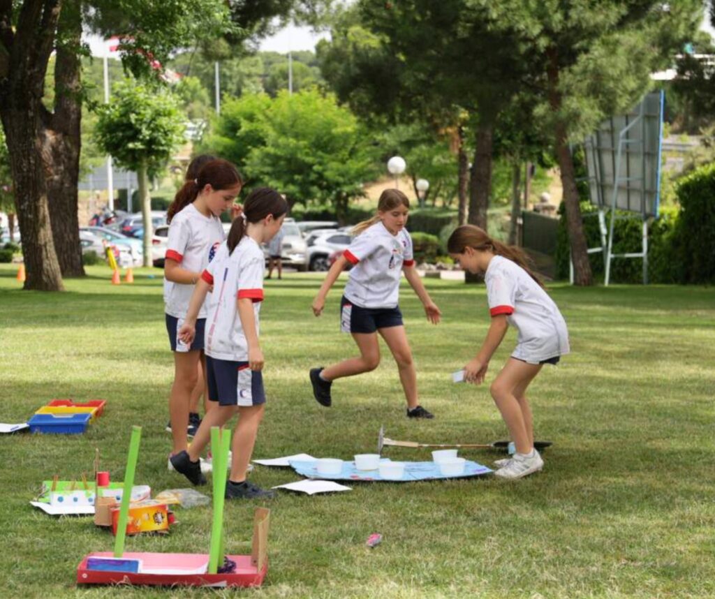 Un grupo de alumnos de Casvi Tres Cantos jugando al aire libre