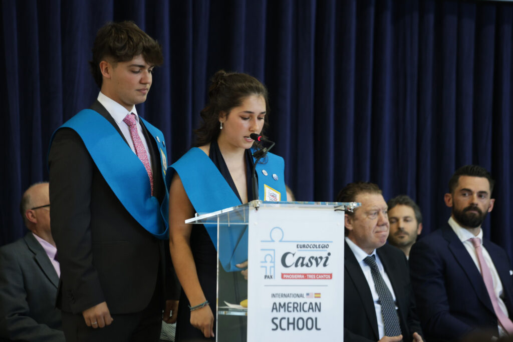 Alumnos dando el discurso en su graduación en Casvi Tres Cantos