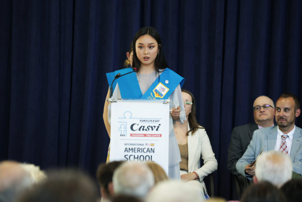 Alumna dando un discurso en su graduación en Casvi Tres Cantos