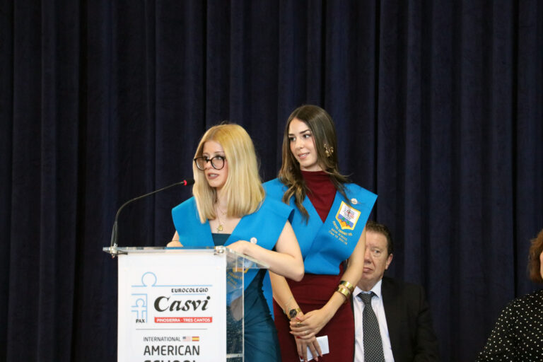dos alumnas de Casvi presentando la graduacion