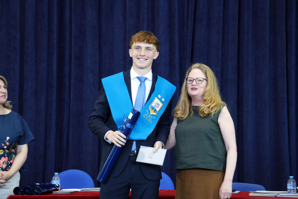 Alumno recibe su diploma con la directora de Casvi