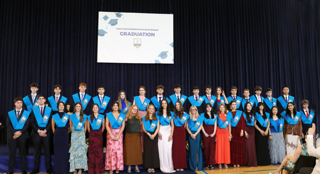 Grupo alumnos posan graduados en Casvi