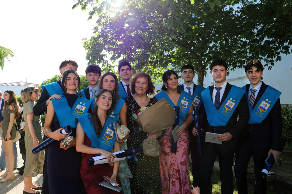 alumnos de graduacion Casvi regalan ramo a su profesora