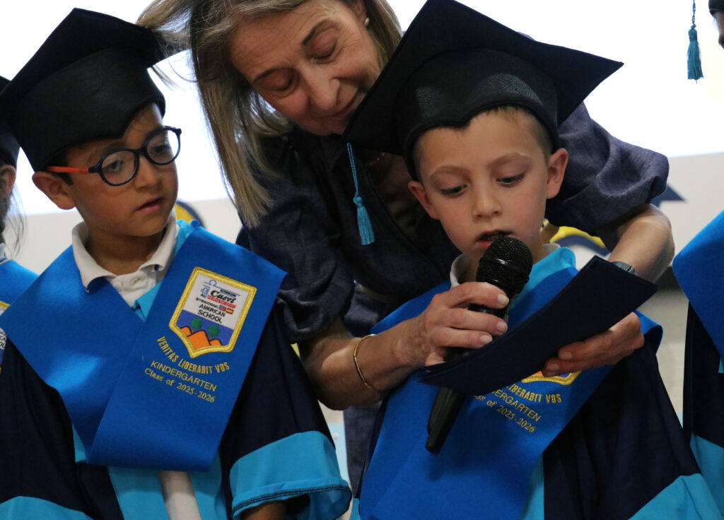 Graduacion 2026-Niños leen en español