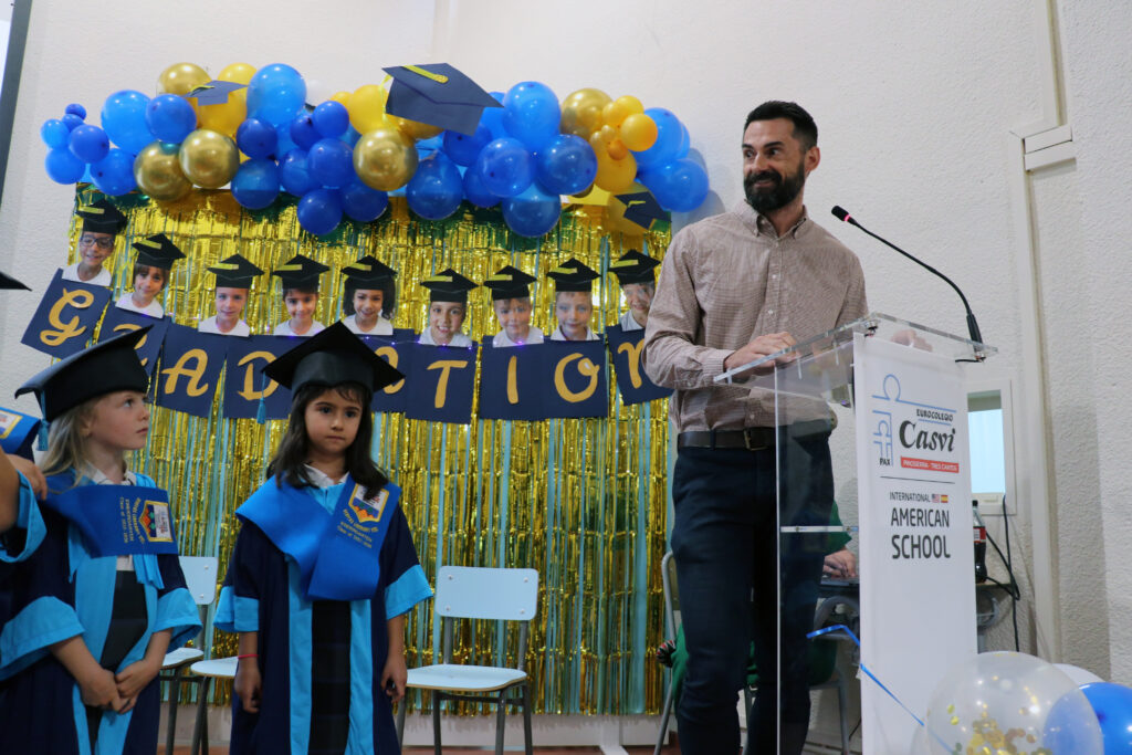 El coordinador de PYP da la bienvenida a Kinder en su graduación