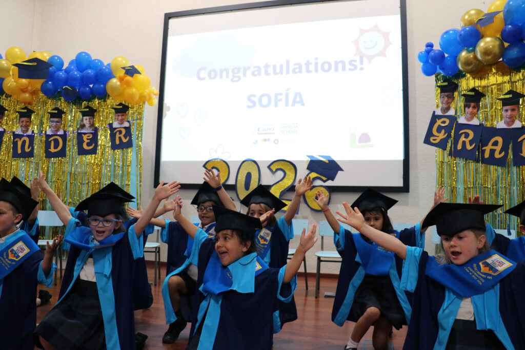 Graduados de Kinder 2026 bailan de sorpresa