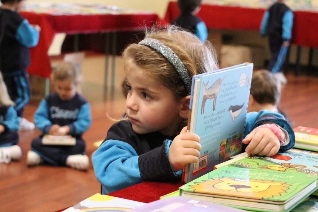 Alumna de Casvi Tres cantos con un libro