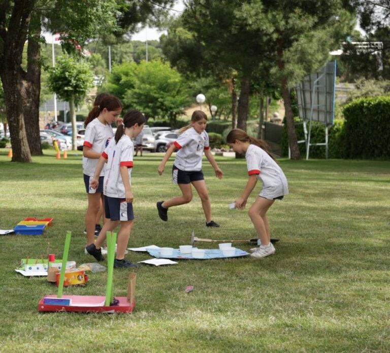 Grupo de alumnas de Casvi Tres Cantos jugando al aire libre