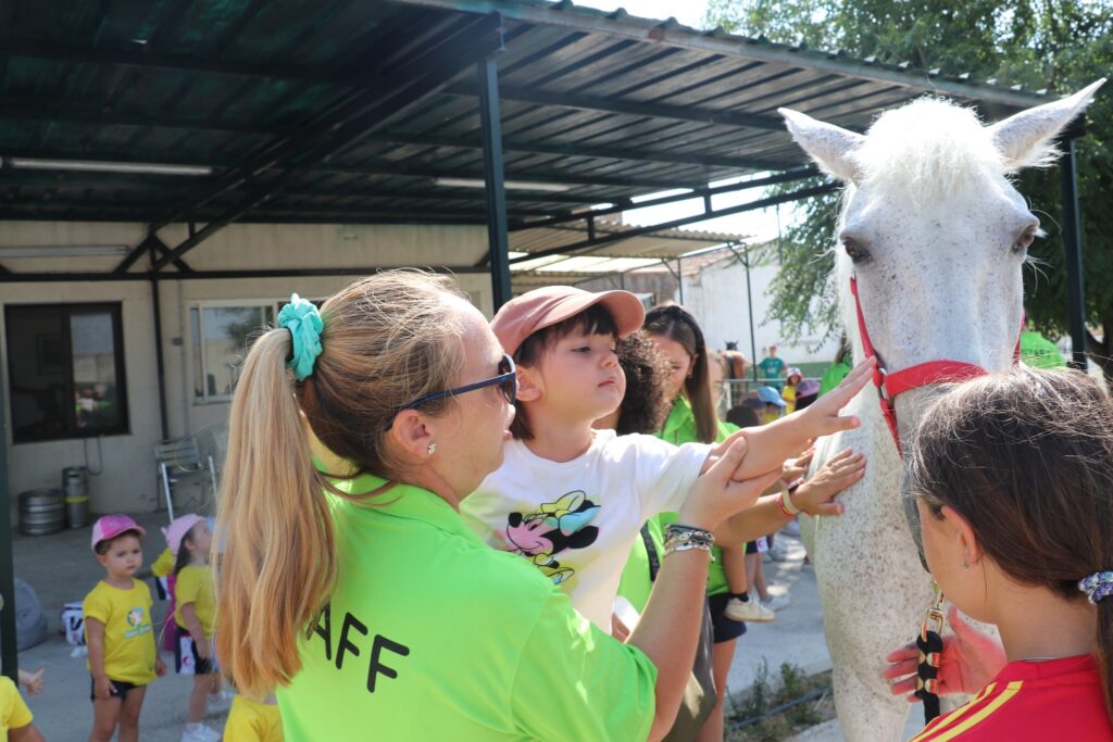 Niños en un campamento de verano en Casvi