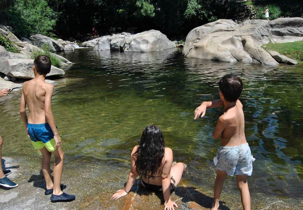 Niño en un campamento de verano de Casvi