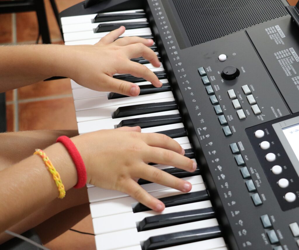 Alumno en sus clases de piano de actividades extraescolares de Casvi International American School