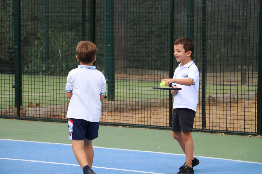 Dos alumnos de Casvi International American School en actividades extraescolares