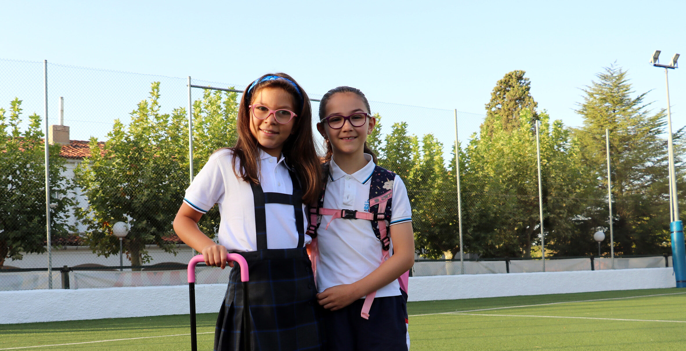 dos_ninas_con_mochila_primer_dia_colegio_curso