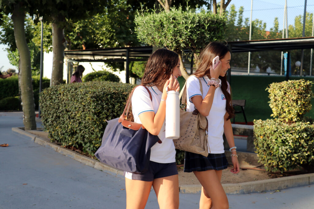 dos_ninas_entrando_casvi_american_school