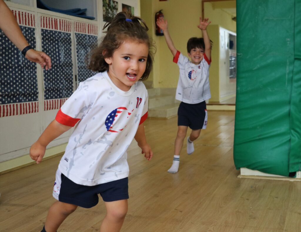 Dos alumnos de Casvi International American School en actividades extraescolares