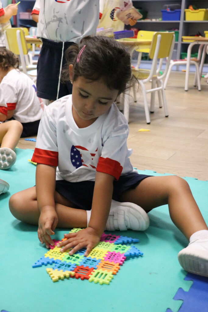 Alumna de Casvi Tres Cantos con juegos de construcción para niños