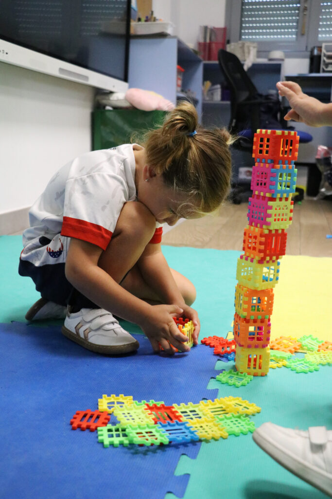 Alumna de Casvi Tres Cantos construyendo una torre con juegos de construcción para niños