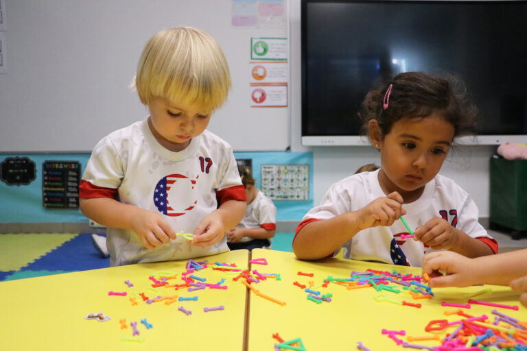 Alumnos de Casvi Tres Cantos con juegos de construcción para niños