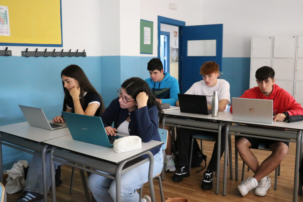 Alumnos de DP2 de Casvi International American School realizando el test de orientación vocacional