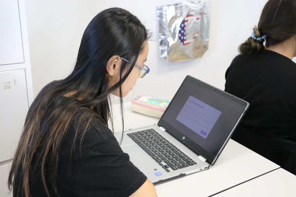 Alumna Casvi Tres Canto rellenando la prueba de orientación vocacional