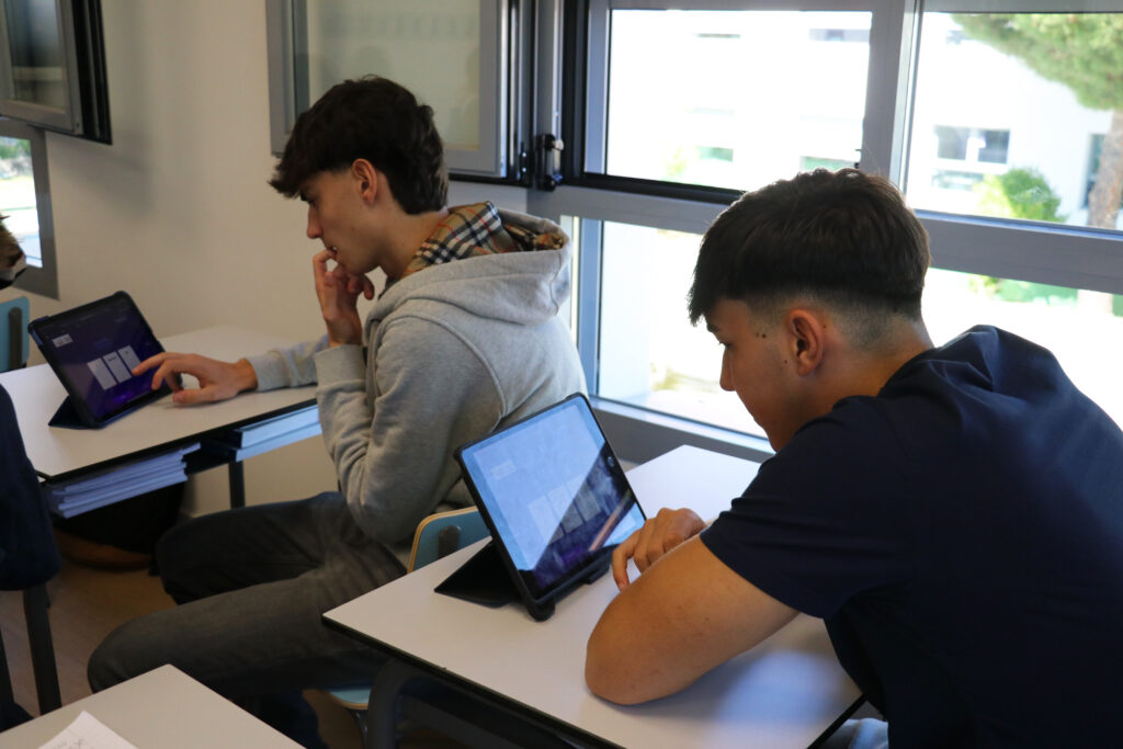 Alumnos de Grado 12 de Casvi Tres Canto rellenando la prueba de orientación vocacional