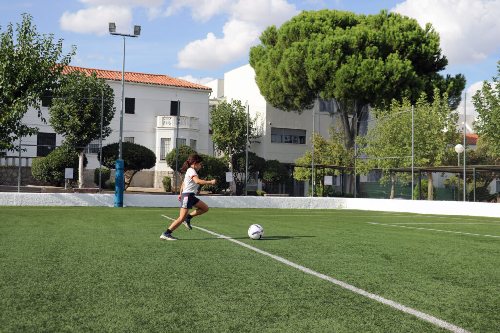 alumna_casvi_jugando_futbol