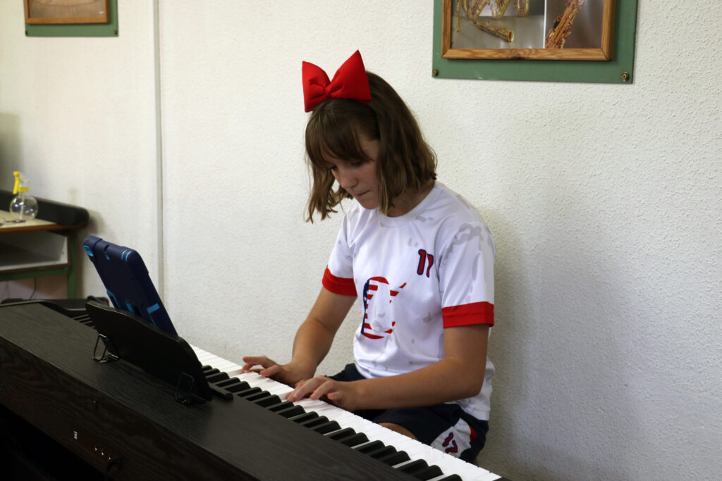 Una_nina_Practica_piano_en_Casvi
